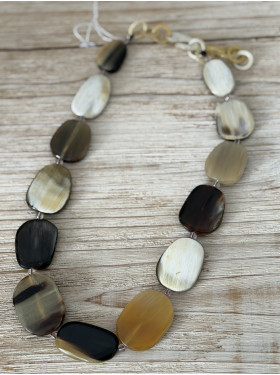 Collier "Bestie" en corne de buffle de la collection Soyang